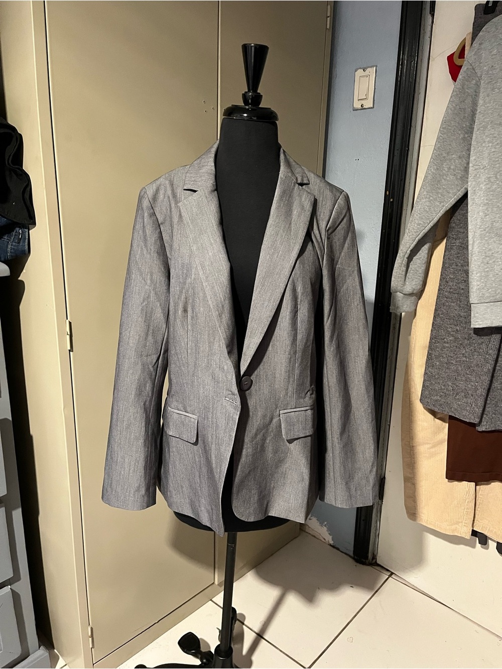Tailored Light Gray Single-Button Blazer - Classic Professional Style